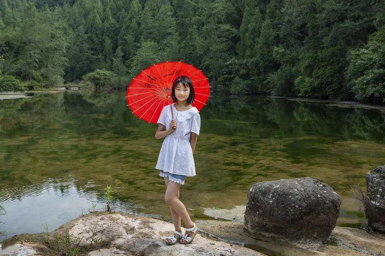 吃早餐的精致女孩
